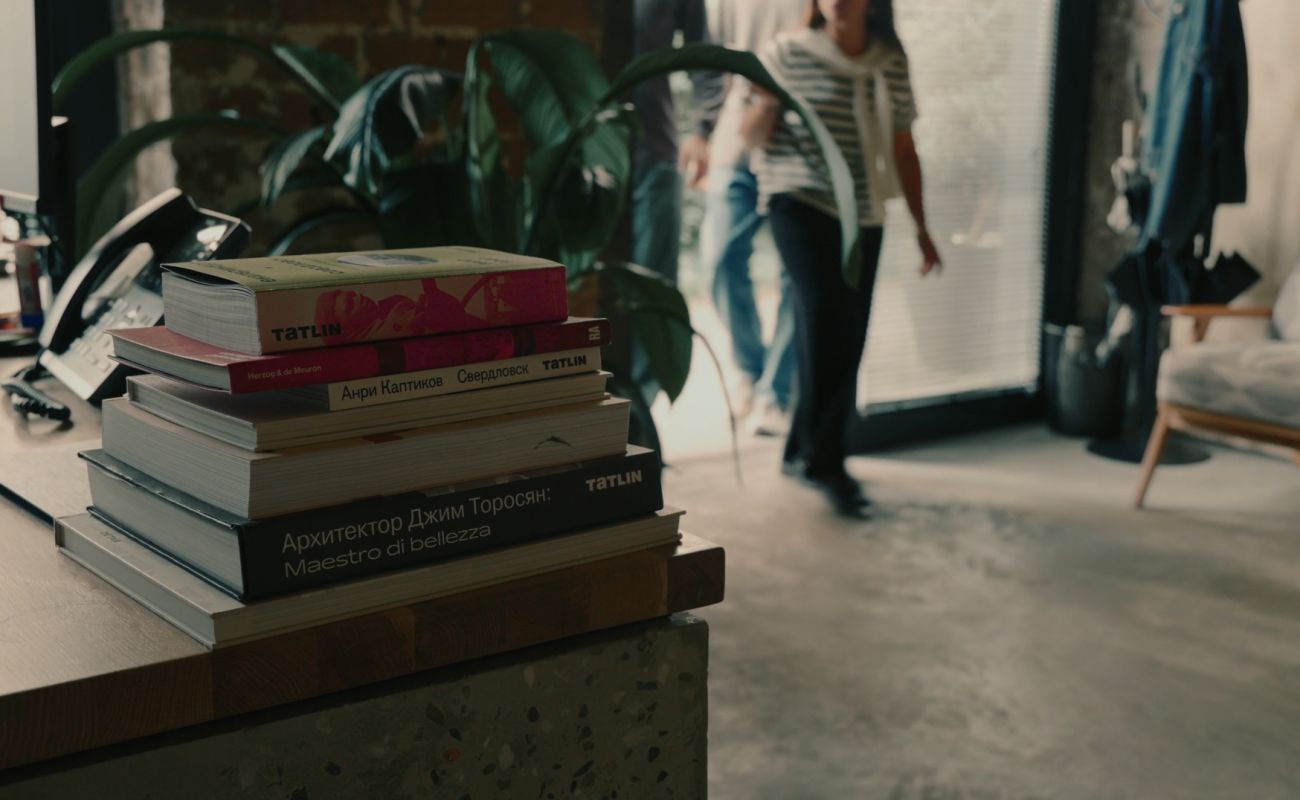 На месте Pizza Point заработало бистро Moa. В меню — микс Греции, Израиля и Испании, в интерьере — морское дно и люстра-медуза.