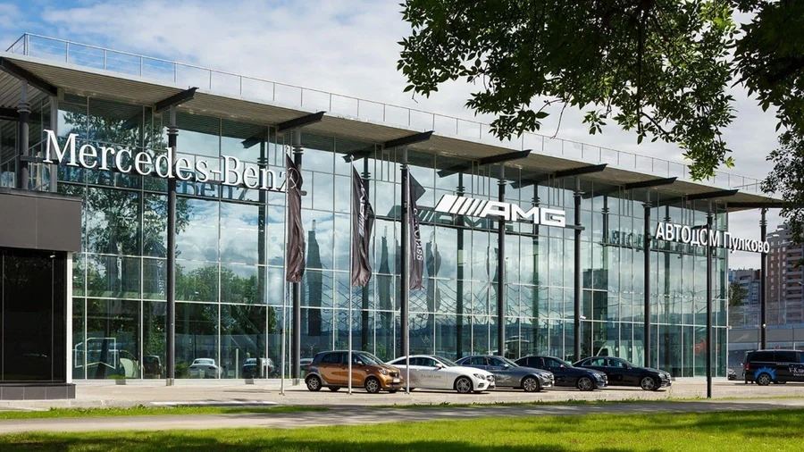 Шоу-рум «АВТОДОМ» в фирменных цветах BMW M с линейкой спортивных автомобилей M-серии