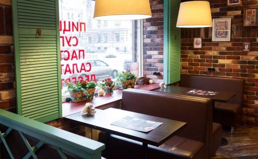 Есть в Петербурге демократичное уютное кафе недалеко от Площади Восстания. Здесь можно приятно поужинать со второй половинкой или пообедать с коллегами и друзьями. Для компаний заведение предлагает несколько видов комплексных обедов.