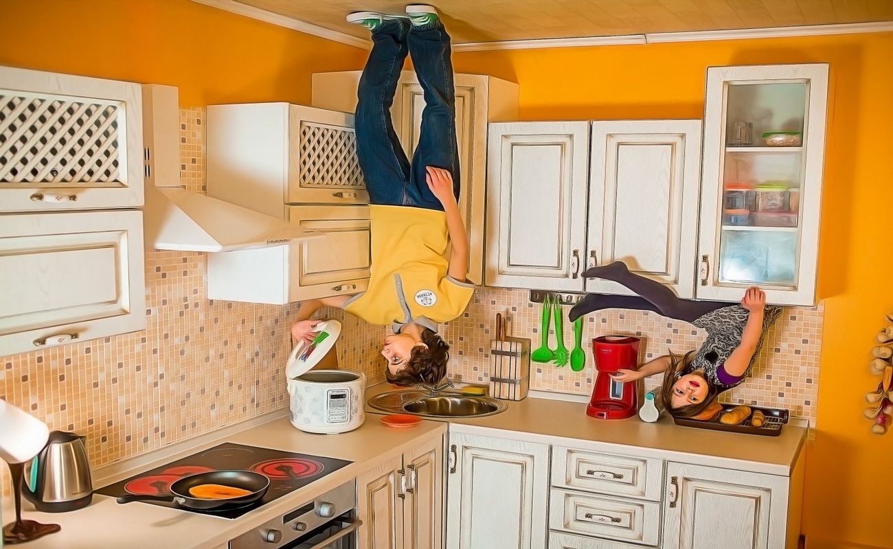 Антигравитационная комната, гигантские Трансформеры, интерактивный макет Петербурга времен Петра I, Анти-музей занимательной науки, шоу Тесла, Дом великана и крупнейший в мире Музей оптических иллюзий — это далеко не все необычные музеи и аттракционы, которые есть в Петербурге.