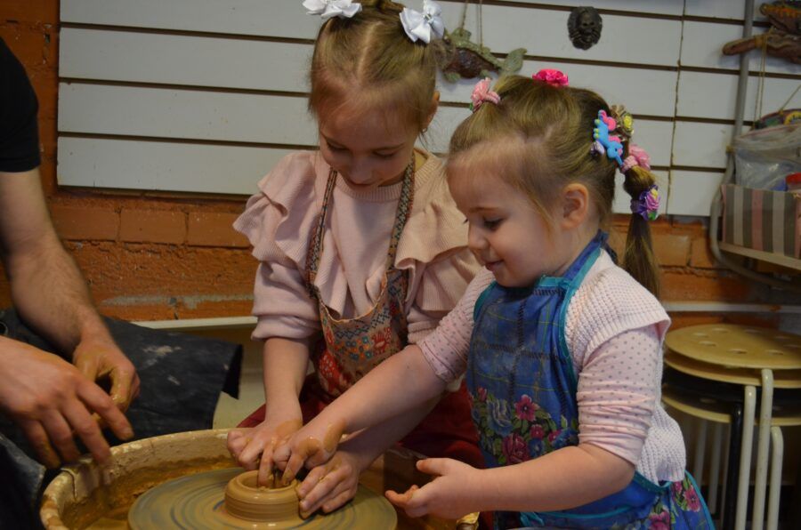 От создания фигурок из глины до изучения робототехники, от мастерства в живописи до секретов кулинарии – в городе на Неве дети могут погрузиться в увлекательный мир мастер-классов по самым разным направлениям, интересам и возрастам. Питер Online собрал 30 мастер-классов для детей в Санкт-Петербурге, которые не только помогут развить и раскрыть творческие способности, но и приобрести новые навыки, а главное – весело провести время и получить массу положительных эмоций.