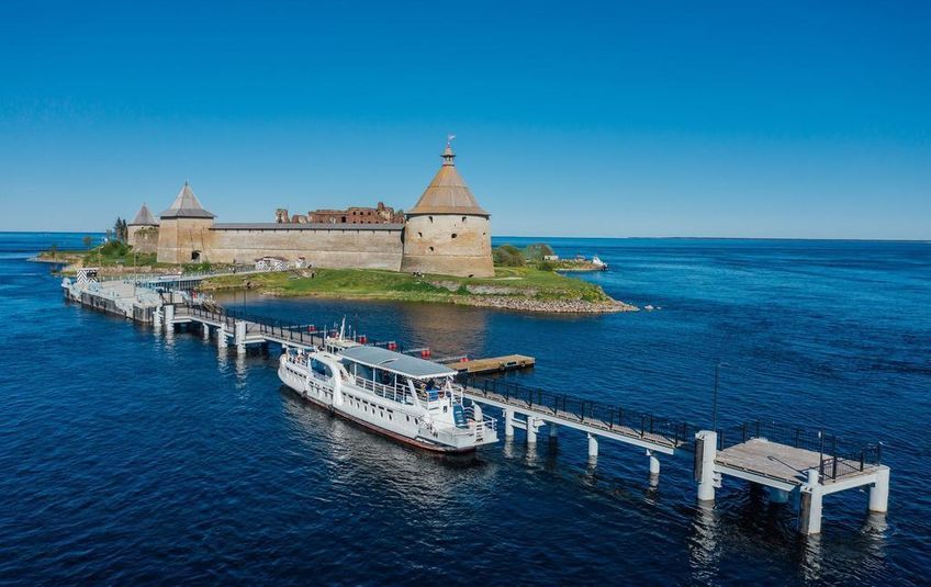 Сама крепость пока не работает, но желающим можно покататься на кораблике, любуясь видами Шлиссельбурга, его соборами, шлюзами и другими достопримечательностями.