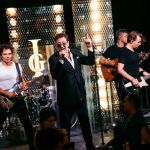 Караоке в Петербурге — это не просто развлечение, а целая культура, где каждый может стать звездой сцены на одну ночь. От роскошных клубов с профессиональным звуком до уютных баров с душевной атмосферой — город предлагает места для любого настроения и бюджета. Мы собрали 15 лучших караоке-клубов, где качественный звук сочетается с отличным сервисом, а каждый вечер превращается в незабываемое шоу.