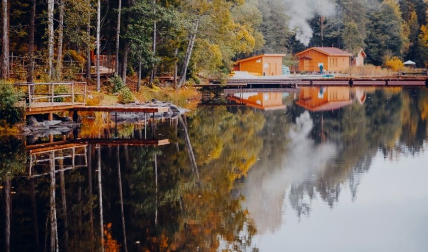 Живописная территория базы Илоранта на берегу озера Большое Лесное