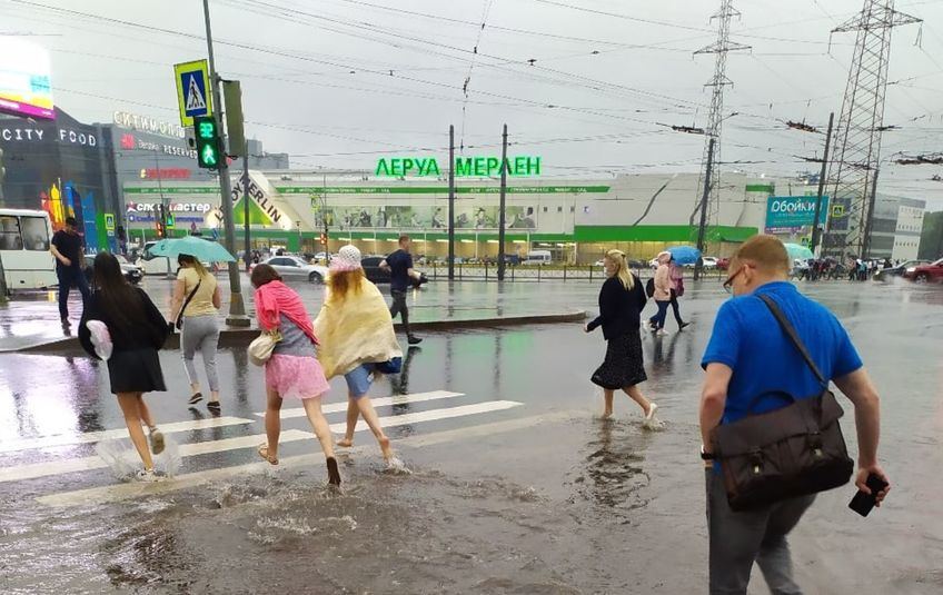 Вчерашний вечер принёс в город настоящую непогоду: помимо завораживающих молний, жители увидели крупный град и сильнейший дождь. Ливневая канализация Петербурга не выдержала перед напором стихии, и в воде оказалось несколько улиц, торговых центров и станций метро.