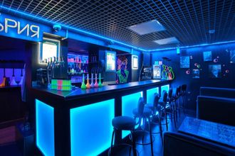 Как только в химическом баре «Лаборатория 31» узнают, что у кого-то из гостей День Рождения, сумасшедшие ученые тут-же начинают готовить страшно вкусное дымящееся зелье, приготовленное по особой формуле, повара разрабатывают нежный аппетитный чизкейк, в который главный химик ставит несдуваемую свечу.