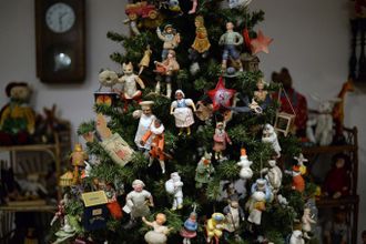 В Санкт-Петербурге открылся музей "Старый Новый год", посвященный теме празднования Нового года в советское время. Место для нового музея- в Апраксином дворе – выбрали не случайно. Именно здесь когда-то находилась фабрика по производству новогодних игрушек.