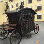 В центре Петербурга появилась старинная карета, выкованная из сотен стальных прутьев в полную величину. Диковинная карета по образцу XVII века «припаркована» на Боровой улице, 104.