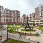 Обойти в несколько шагов стеклянную пирамиду Лувра, прикоснуться к Эйфелевой башне размеров с пятиэтажный дом, посидеть под Триумфальной аркой из стекла и стали с площади Шарля де Голля — в одном из дворов Петербурга недавно вырос маленький Париж.