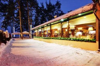 Новогодняя атмосфера уже царит в загородном ресторане&nbsp;RUNO.RU&nbsp;на побережье Финского залива. Уютный зал с панорамными окнами с видом на сказочно-красивое побережье с многовековыми соснами. Блюда Европейской, Восточной и Японской кухни. А в Новогоднюю ночь гостям ресторана обещают показать все 2016 оттенков Счастья.