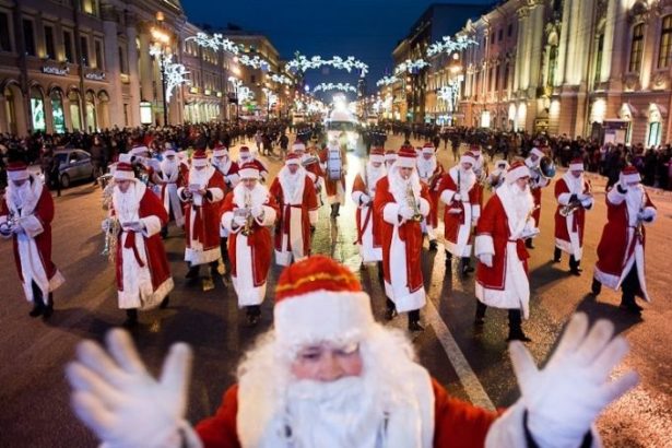 u0411u043eu043bu044cu0448u0435 u0442u0440u0435u0445 u0442u044bu0441u044fu0447 u0414u0435u0434u043eu0432 u041cu043eu0440u043eu0437u043eu0432 u0441u0442u0430u043du0446u0443u044eu0442 u043du0430 u0414u0432u043eu0440u0446u043eu0432u043eu0439 u043fu043bu043eu0449u0430u0434u0438