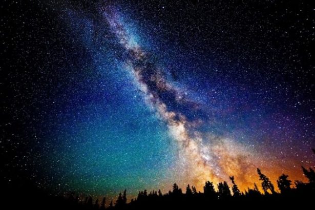 u042fu0440u043au0438u0439 u043cu0435u0442u0435u043eu0440u043du044bu0439 u043fu043eu0442u043eu043a u043eu0437u0430u0440u0438u0442 u043du0435u0431u043e u043du0430u0434 u041fu0435u0442u0435u0440u0431u0443u0440u0433u043eu043c