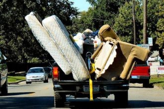 В Петербурге работает несколько бесплатных служб вывоза тяжелых ненужных вещей. Они без затрат для кошелька вывезут все, что так трудно самим выкинуть на свалку: тяжелые чугунные ванны, батареи, старые холодильники типа «Зил», сломанные стиральные машинки, железные двери, газовые и электрические плиты.&nbsp;
