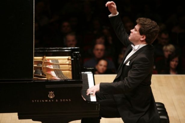 u041fu0438u0430u043du0438u0441u0442 u0414u0435u043du0438u0441 u041cu0430u0446u0443u0435u0432 u0441u044bu0433u0440u0430u0435u0442 u0434u0436u0430u0437