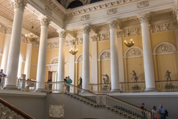 800 u043cu0438u043bu043bu0438u043eu043du043eu0432 u0440u0443u0431u043bu0435u0439 u043du0430 u0440u0435u043au043eu043du0441u0442u0440u0443u043au0446u0438u044e u041cu0438u0445u0430u0439u043bu043eu0432u0441u043au043eu0433u043e u0434u0432u043eu0440u0446u0430