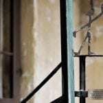 Миниатюрный памятник поэту Даниилу Хармсу появился на улице Жуковского во дворе дома 20. Этот мини-памятник — точная копия автопортрета писателя, который тот собственноручно оставил на полях своей визитной карточки.