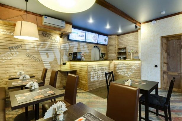 В центре Северной столице между аркой Главного штаба и&nbsp;Невским проспектом зимой установили новый фонтан, который похож на летающую тарелку.&nbsp;