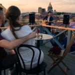 Развлечения на крышах пропитаны питерским духом, но доступны только летом — так что посещение этих мест считается одним из важнейших летних маст-хэвов. Рассказываем, как с пользой провести время, забравшись на самый верх петербургских домов.