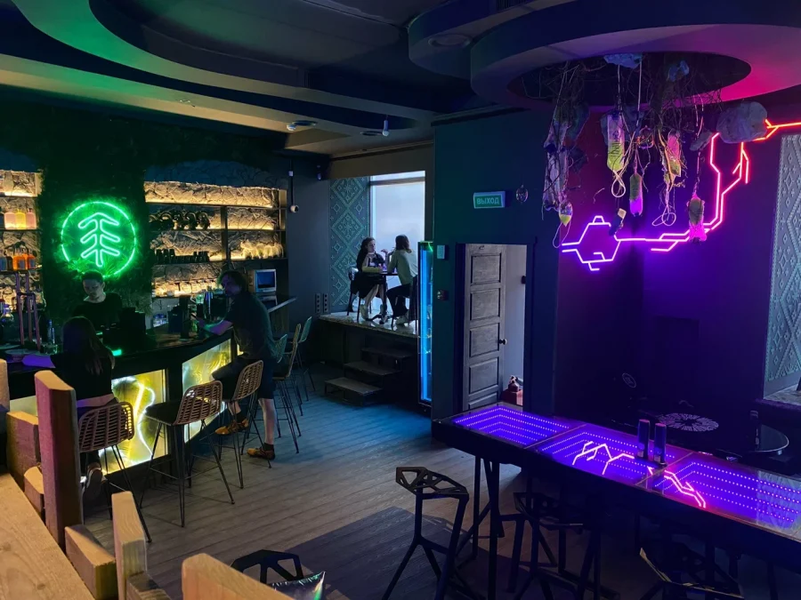 15 мест в Петербурге, где подают отличный глинтвейн 50 Глинтвейн в Петербурге давно перестал быть утилитарным — это ритуал после катка в Севкабель Порту, финал прогулки по ярмарке на Манежной. Авторские рецепты с греческой мастикой, испанским бренди, камины с пледами. От 350 рублей в спальных до 800 в премиум-ресторанах.