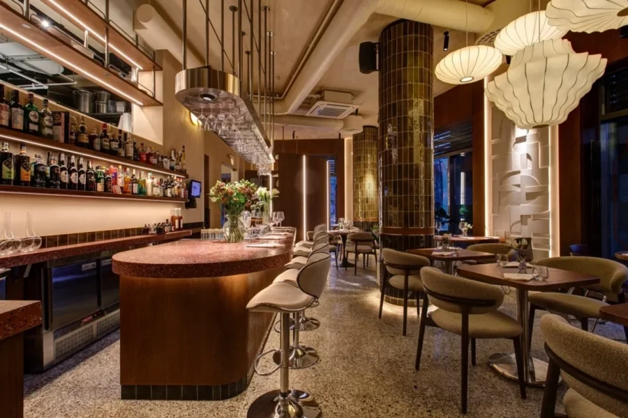 15 мест в Петербурге, где подают отличный глинтвейн 47 Глинтвейн в Петербурге давно перестал быть утилитарным — это ритуал после катка в Севкабель Порту, финал прогулки по ярмарке на Манежной. Авторские рецепты с греческой мастикой, испанским бренди, камины с пледами. От 350 рублей в спальных до 800 в премиум-ресторанах.