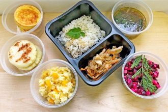 Эля – мама троих детей с диагностированной непереносимостью глютена. Оказалось, что ни в садике ни в школе, куда ходят её дети нет аллергостола. Тогда Эля и решила создать собственное производство гипоаллергенных продуктов&nbsp;«ЭкоСфера».&nbsp;Открылось производство в апреле, и сейчас уже есть ассортимент и постоянные покупатели. Эля буквально спасает жизнь некоторым из них.