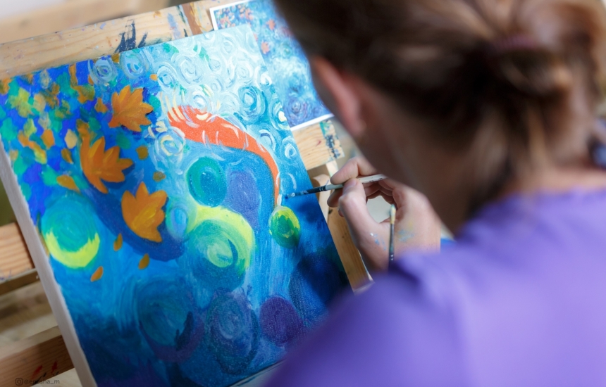 Написать свой собственный шедевр масляными красками под чутким руководством опытных педагогов — возможно с этого начнется Ваш путь художника. На протяжении трех часов ученики осваивают основные техники, которые помогут каждому создать свой мир воплощения фантазий. По окончании мастер-класса у всех участников на руках остается эксклюзивное произведение искусства, сделанное собственными руками.