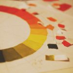 Раскладывать по полочкам правила и законы смешивания красок, влиять цветом на восприятие и психологию человека, пользоваться масляными красками, акварелью и даже гуашью — этому предлагают научиться в школе «ВКрасках» на курсе для начинающих и профессиональных художников «Цветоведение».