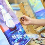 «Мы преподаем с лёгкостью интересные курсы по рисованию, но с серьезным подходом к делу», – заявляет Ольга, создатель школы рисования для взрослых «Вкрасках». По её словам студия специально создана для работающих людей, которые далеки от академической программы художественных школ и не готовы тратить время на профессиональное обучение данному искусству.