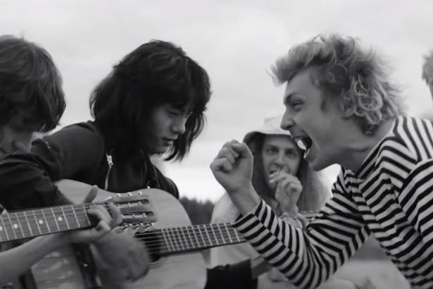 Петербург стал настоящей творческой музой для легенд русского рока - Майка Науменко, Виктора Цоя, Бориса Гребенщикова, Юрия Шевчука… Кто-то из них был питерцем по рождению, кто-то - по зову сердца. Погрузиться в мир творчества и тех, и других предлагает онлайн-кинотеатр ivi. Сервис подготовил подборку документальных фильмов о питерских музыкантах и не только.&nbsp;