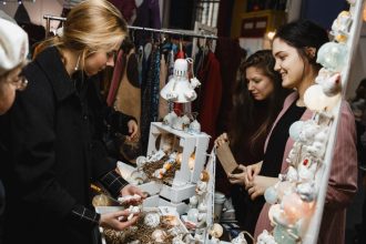 У таланта нет предела. Жители города могут в этом убедиться — 23-24 ноября на Инженерной улице в здании напротив Михайловского манежа пройдёт ярмарка «Авторские штучки». Более 200 мастеров со всей России представят свои необычные творения – милые и неповторимые вещи. А обилие мастер-классов порадует даже искушённого гостя.