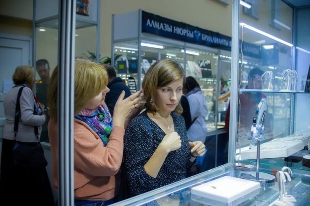 Центр Петербурга превратится в пространтство, максимально комфортное для отдыха.&nbsp;Улицы станут велопешеходными, тротуары – площадками для спорта, игр и творчества, а на парковочных местах появятся бинбеги и скамейки. В период с 19 до 21 августа в Северной столице пройдет фестиваль «Живые улицы».