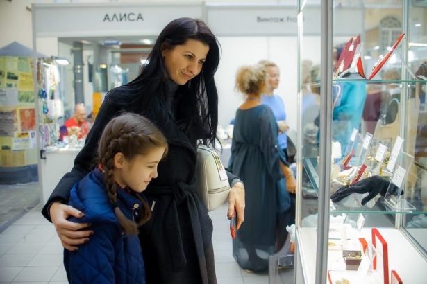 В Музее Варежки проходит удивительная интерактивная выставка поделок из пряников. Здесь есть целый движущий пряничный город, Исаакиевский собор, сделанный из лакомства, волшебные герои нового года из разных стран со своими усадьбами — Зюзя, Кыш Бабай и Российский Дед Мороз и многое другое.