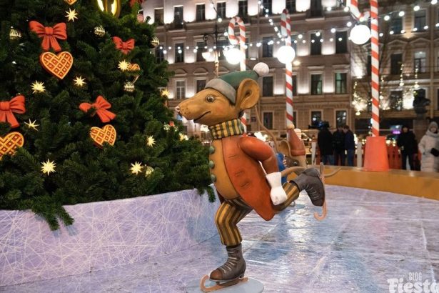 Масштабные народные гулянья с хороводами, с катаниями на большой горке, фестивалем пельменей, с катанием на собачьих упряжках и встречами с милыми хаски, выступлениями артистов, наличием огромного количества памятных сувениров и катком на берегу Финского залива развернется с 2 по 7 января.