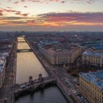 У приехавших в Санкт-Петербург туристов обычно сразу разбегаются глаза: столько всего интересного вокруг, хочется успеть посмотреть всё, а время чаще всего ограничено. Piter Online собрал подборку мест, которые должны быть отмечены в путеводителе каждого гостя города: это и самые известные достопримечательности, и те места, которые помогут взглянуть на Петербург с разных сторон и создать о нём правильное впечатление.