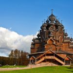 Пригороды Петербурга богаты на интересные места, которые стоит посетить. Красивейшие парки и заповедники, роскошные резиденции, усадьбы великих поэтов и художников, средневековые замки и крепости. Подборка из 40 значимых мест в Ленинградской области от Питер Online: 