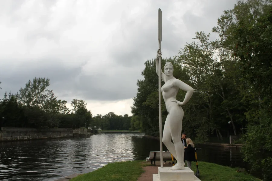 Пеший маршрут у «Черной речки»: 12 мест за 3 часа 49 В 1979 году съёмочная группа «Шерлока Холмса» искала викторианский Лондон — и нашла его в Ленинграде. Каменный остров с дачами модерна, псевдоготическими особняками и туманами над Невкой стал идеальной декорацией. Этот маршрут — 5 километров по «русскому Лондону»: от дома, где жили братья Шолто, до особняка Ирэн Адлер.