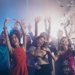 u0413u0434u0435 u0432 u041fu0435u0442u0435u0440u0431u0443u0440u0433u0435 u043du0435u043eu0431u044bu0447u043du043e u043fu0440u043eu0432u0435u0441u0442u0438 u044fu0440u043au0438u0439 u043au043eu0440u043fu043eu0440u0430u0442u0438u0432 u0438 u043eu0442u0434u043eu0445u043du0443u0442u044c u0431u043eu043bu044cu0448u043eu0439 u043au043eu043cu043fu0430u043du0438u0435u0439