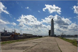 В апреле в Северной столице пройдет фестиваль писателя-фантаста и сатирика Терри Пратчетта. Гости праздника окунутся в фантастический мир, созданный писателем. В этой Вселенной – Земля не круглая, а плоская, волшебство повсеместно и имеет свой особый цвет, а смерть может уходить в отпуск. Как уверяют организаторы, подобный фестиваль в Петербурге пройдет впервые.
