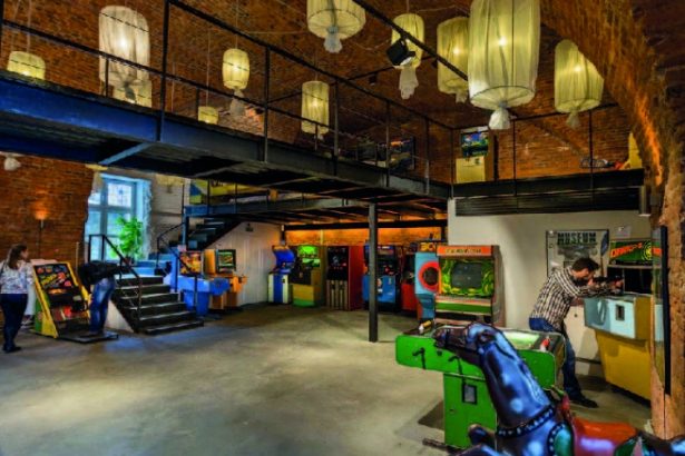 Фильмы Тима Берттона с участием Джонни Деппа пройдут сегодня в Музее Советских Игровых Автоматов. За одну ночь можно увидеть сразу три фильма:&nbsp;«Алиса в стране чудес», «Чарли и шоколадная фабрика» и «Мрачные тени». Старт киноночи дадут в 23:30 26 января. Стоимость билетов – 450 рублей.