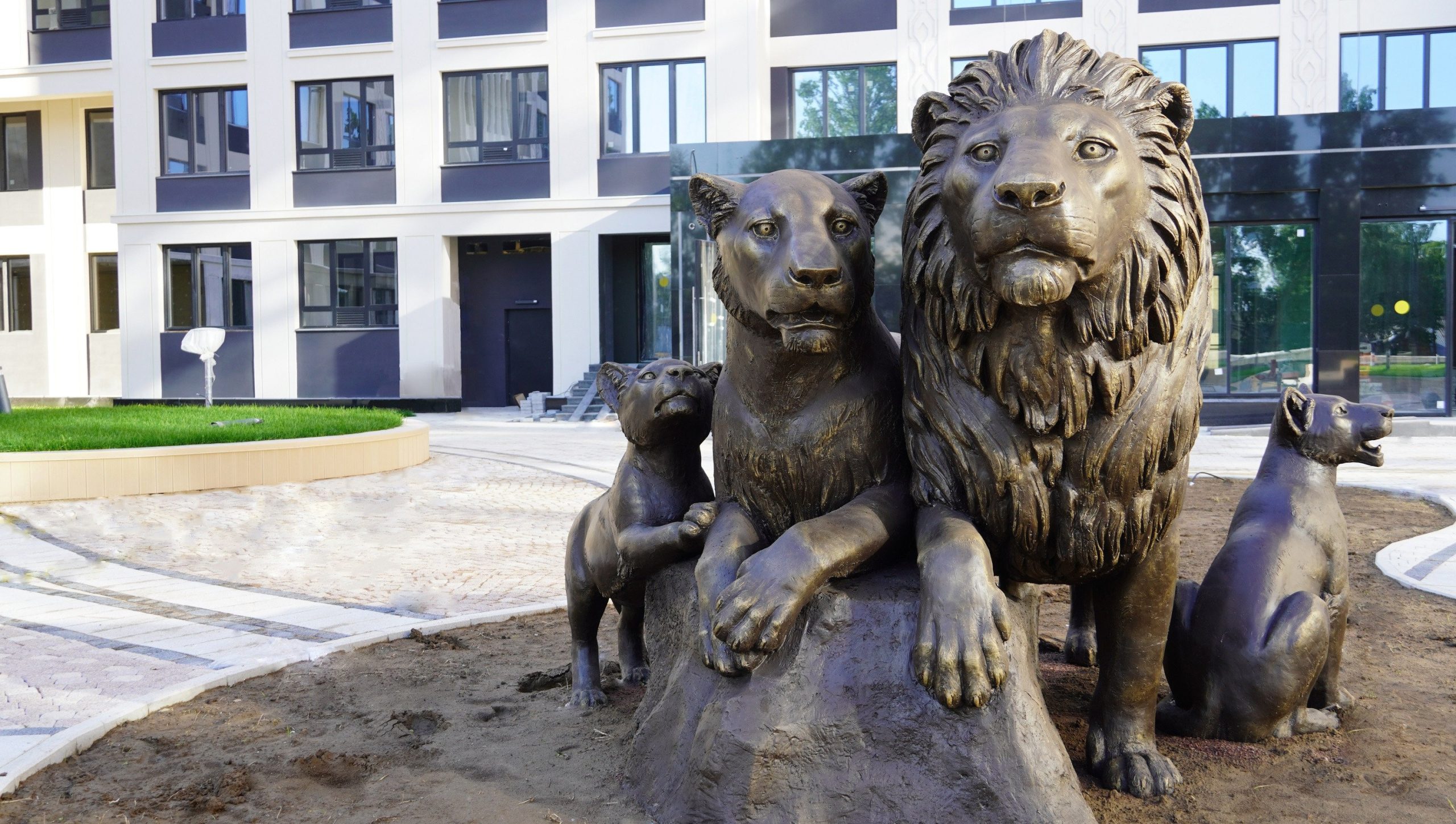 К 9 мая местные жители установили памятник блокадной кошке во дворе на Композиторов. Объект был установлен в память о помощниках человека, которые спасали блокадников от крыс. В те годы грызуны были одной из главных проблем города.&nbsp;