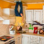 Антигравитационная комната, гигантские Трансформеры, интерактивный макет Петербурга времен Петра I, Анти-музей занимательной науки, шоу Тесла, Дом великана и крупнейший в мире Музей оптических иллюзий — это далеко не все необычные музеи и аттракционы, которые есть в Петербурге.