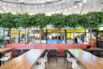 В 2019 году Василеостровский рынок обновился и превратился в место, где история встречается с современностью. Он сохранил свою классическую атмосферу, но теперь предлагает ещё больше возможностей для гастрономических открытий.