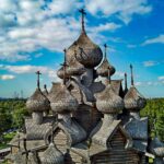 На берегу Невы под открытым небом развернулся целый заповедник деревянного зодчества усадьба Богословка. Резные окна, купола из сотен деревянных пластин, тончайшей работы резные узоры и искусные деревянные картины — здесь воссозданы точные копии утраченных деревянных строений петровской эпохи, которые переносят посетителей в русские-народные сказки. 