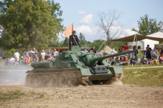 Танковый парк, верёвочные трассы, батуты, лазерные квесты и парки аттракционов — 15 мест Петербурга и Ленобласти для активного отдыха всей семьёй.