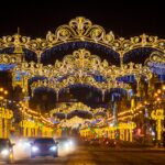 Каток среди леса, рождественские концерты в особняке, сверкающие ярмарки с запахом корицы и глинтвейна, атмосферные кафешки и умопомрачительные декорации улиц — вот они, атрибуты новогоднего Петербурга. Вы без напряга организуете себе насыщенную программу на праздники. Читайте статью Питер Online и сохраняйте 30 классных идей, куда пойти и на что посмотреть в зимние каникулы.