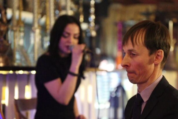 «Когда-то мне приснился сон: Выхожу из-за кулис на сцену. Яркий свет рампы, аплодисменты. Подхожу к роялю. Чувствую его тихую мощь. Он стоит на сцене, неподвижный гигант, готовый к моим командам – импульсам пальцев. За 7 секунд проигрываю все произведение в голове. Я готов. И Он! Первый звук…