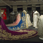 Пять городских площадок, рассказывающих историю русской моды на примере костюмов простых горожан, парадных одеяний властительных императриц и сценических нарядов актрис театра. Есть здесь и вовсе уникальные пространства: например, единственный в России Музей Веера.