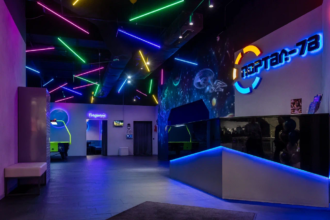 В городе на Неве есть целая игровая арена, где можно поиграть в игры не уступающие компьютерным, такие как лазерный пейнбол, аэрохоккей и настольный футбол. Желающие могут сыграть в десятки игр в очках виртуальной реальности, а для любителей традиционных компьютерных игр есть приставки. 