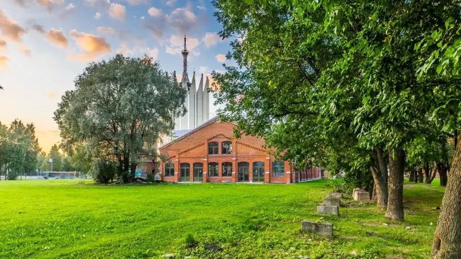 Необычный маршрут у метро «Политехническая» и «Академическая»: достопримечательности, арт и история 55 Живописный Сад Бенуа в Санкт-Петербурге с современными культурными объектами и зелеными насаждениями