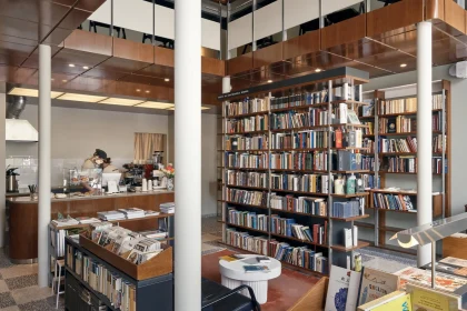 Петербургский книжный магазин «Подписные издания» расширяет свою деятельность, выкупив помещение исторического книжного магазина «Академкнига» на Литейном проспекте. В приобретенном пространстве уже работает букинистический магазин «Академия», который теперь запускает собственную издательскую программу.